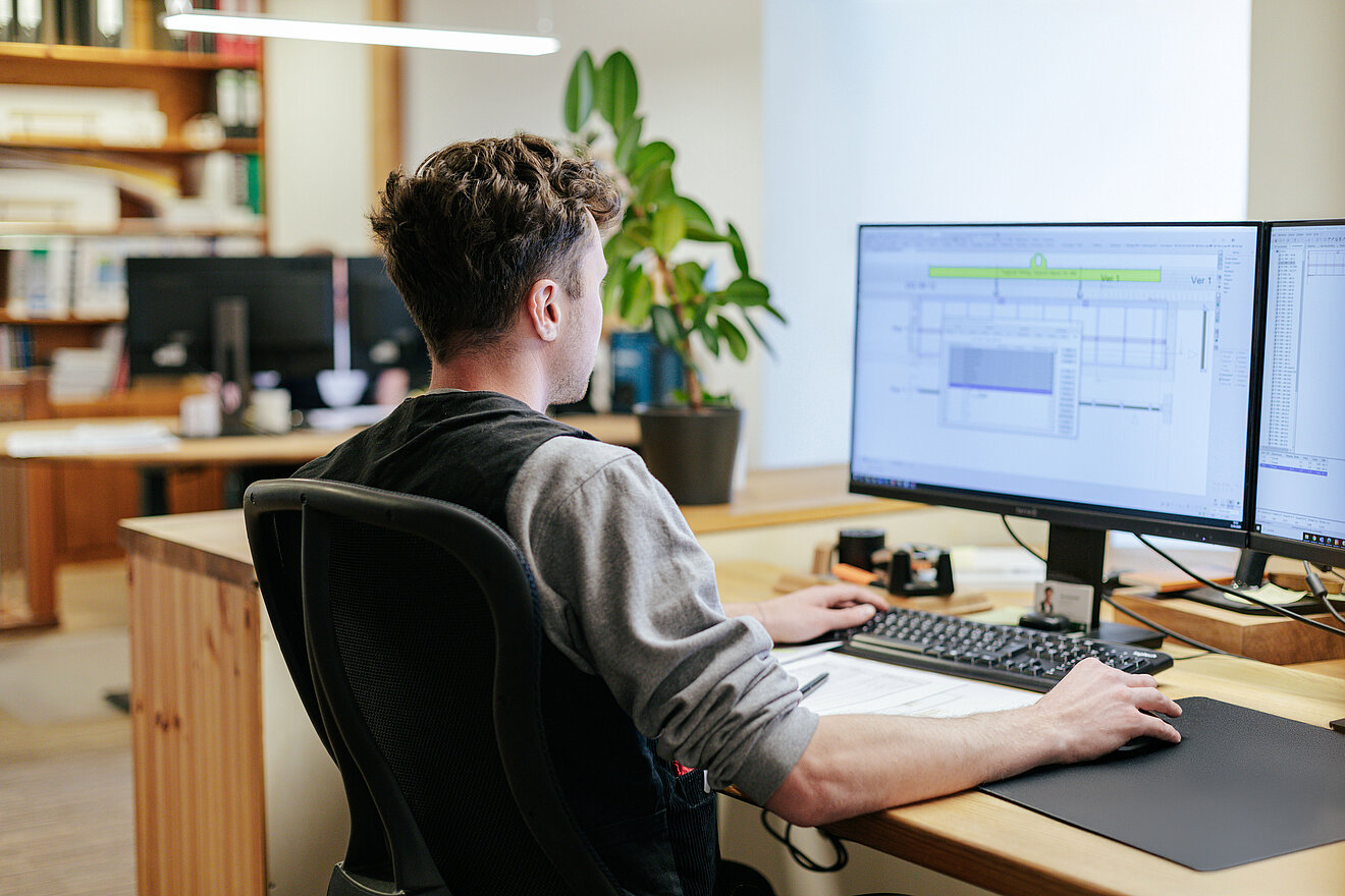 Digitale Holzbauplanung Mitarbeiter der Zimmerei Heinlein am Computer bei der digitalen Holzbauplanung